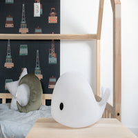 Deze leuke kinderkamerlamp Moby medium van Flow Amsterdam in de vorm van een walvis gaat jouw kindje heel erg blij maken. De lamp kan met 1 tik van kleur veranderen, is oplaadbaar via USB en gemaakt van stevig en hard materiaal. VanZus