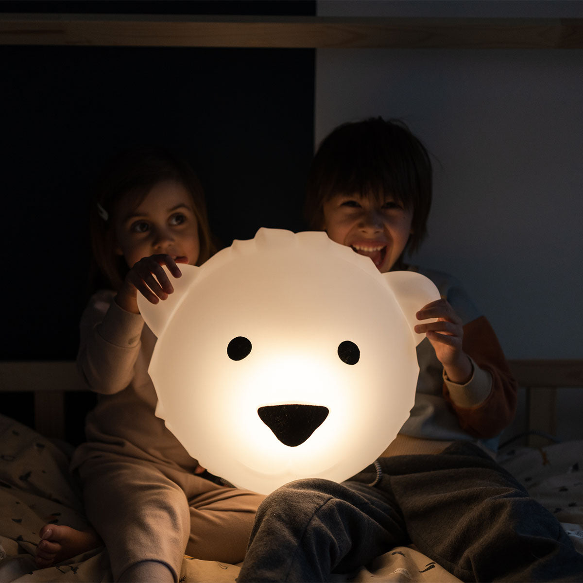 Deze leuke kinderkamerlamp Bjorn medium van Flow Amsterdam in de vorm van een ijsbeer gaat jouw kindje heel erg blij maken. Deze grote wandlamp geeft een fijn, warm licht en doe je aan of uit via de handschakelaar. VanZus