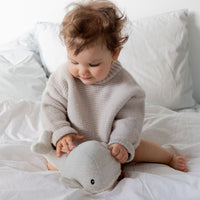Deze Moby walvis hartslagknuffel grijs van Flow Amsterdam zorgt ervoor dat je kindje rustig wordt. Speel het geluid van een hartslag, een waterval of een rustige melodie af en je kindje valt zo in slaap. VanZus