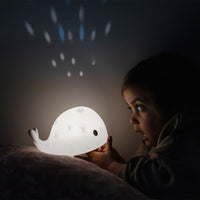 De Flow Amsterdam projectorlamp Moby voegt een beetje magie toe aan de kinderkamer van je kleintje. Als je de projector aanzet verschijnen er allemaal stipjes op het plafond. VanZus