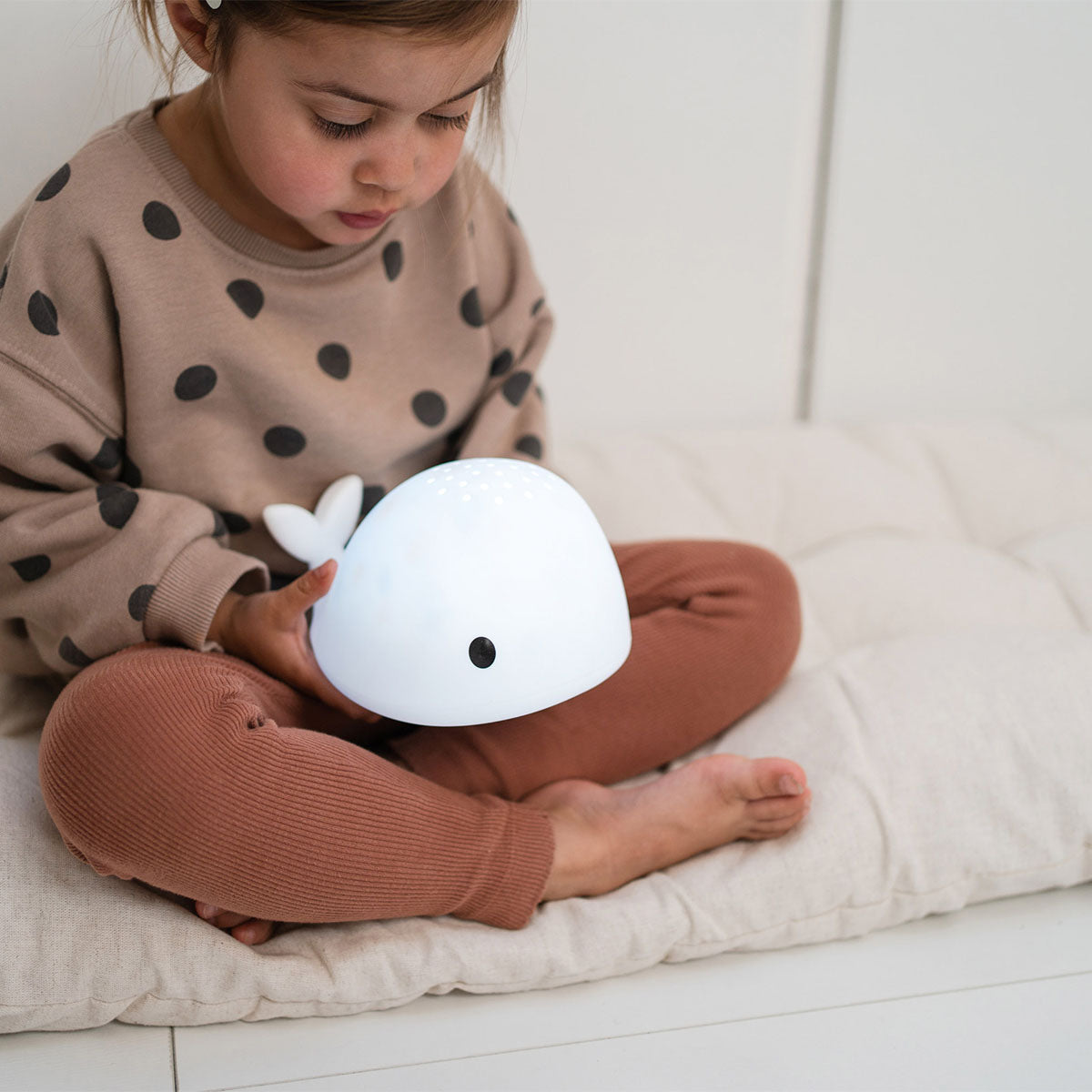 De Flow Amsterdam projectorlamp Moby voegt een beetje magie toe aan de kinderkamer van je kleintje. Als je de projector aanzet verschijnen er allemaal stipjes op het plafond. VanZus