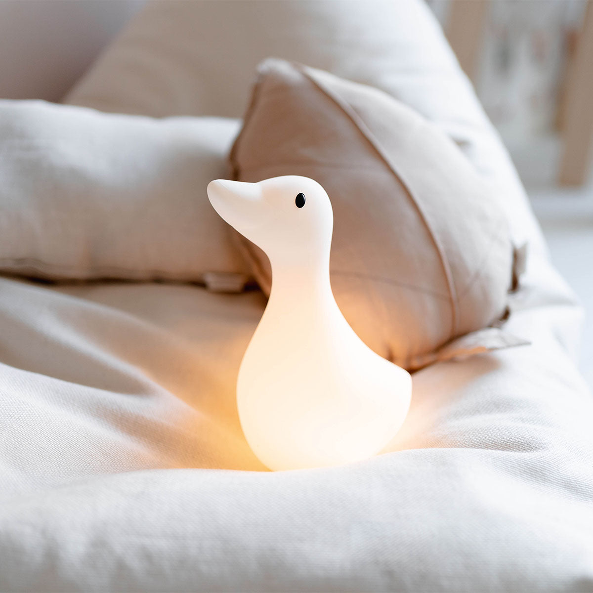 Dit schattige eend nachtlampje Liva van Flow Amsterdam is het perfecte accessoire voor de kinderkamer. Het lampje kan met 1 tik van kleur veranderen en is veilig om mee te slapen dankzij het zachte materiaal. VanZus
