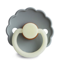 Frigg speen Daisy Night in de kleur french gray is een hippe, maar ook hele veilige speen. Een mooi product voor ouders die zowel kijken naar de veiligheid, maar ook naar het design van de producten voor hun oogappel. VanZus