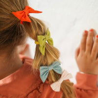 Of je nu thuis blijft, naar school gaat of een dagje uit bent, deze Grech & Co. haarelastiekjes set strik fable oat + sienna komen altijd van pas en zorgen voor een mooie look! VanZus