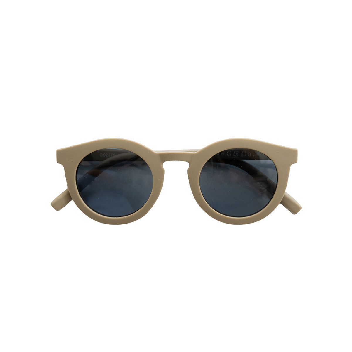 De Grech & co. zonnebril classic adult in de kleur stone is de perfecte keuze voor trendy en modebewuste moeders en hun mini-me’s. De zonnebril is namelijk ook beschikbaar voor kinderen! VanZus