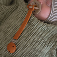 Het Grech & co. speenkoord siliconen in de kleur rust is een handig en stijlvol accessoire voor baby's, ontworpen om te voorkomen dat de fopspeen van je kleintje kwijtraakt of op de grond valt. VanZus