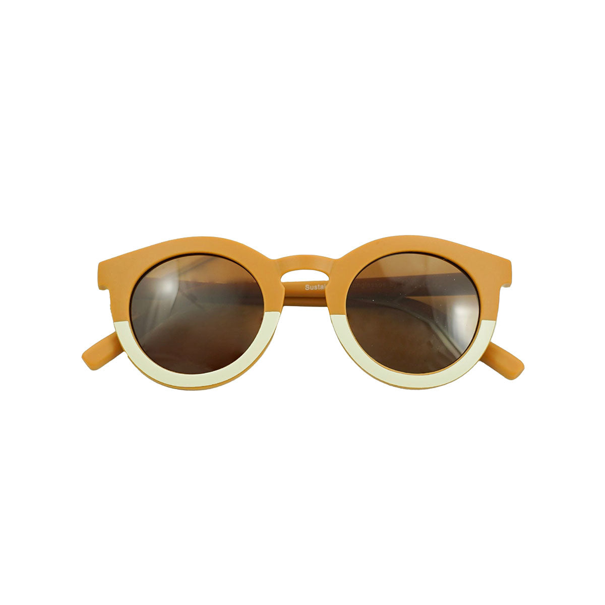 De Grech & co. zonnebril classic kind in de kleur spice + buff is de perfecte keuze voor trendy en modebewuste kinderen en hun ouders. De zonnebril is namelijk ook beschikbaar voor volwassenen! VanZus