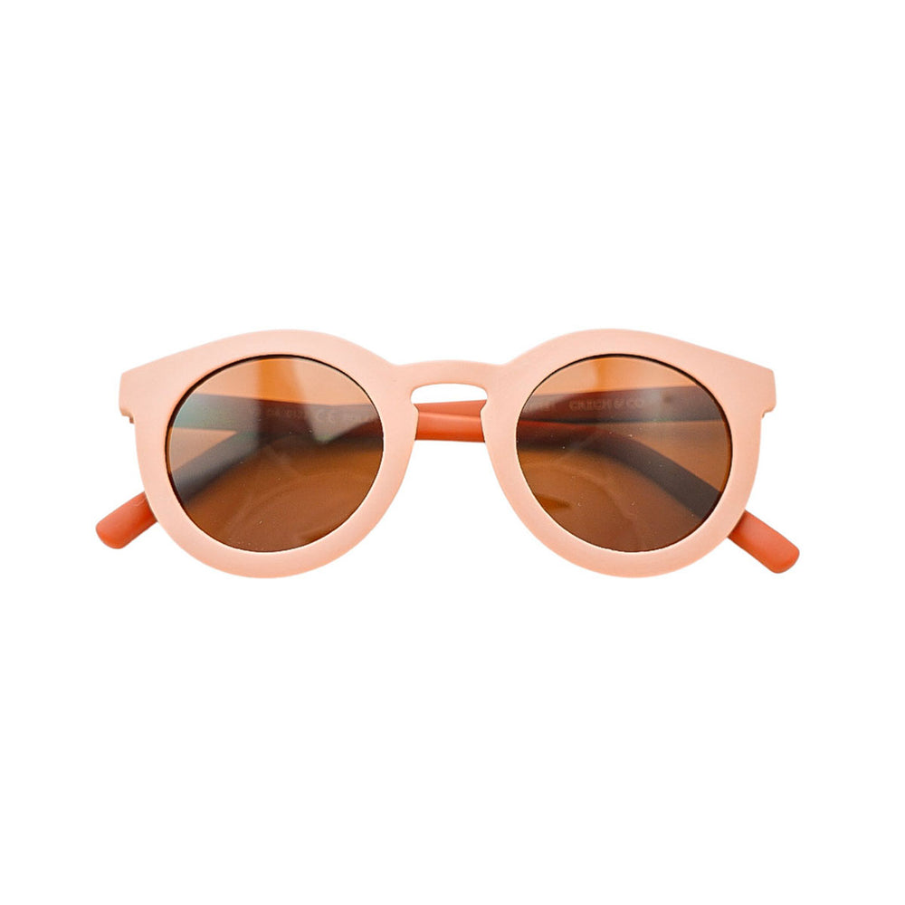 De Grech & co. zonnebril classic buigbaar adult in de kleur sunset is de perfecte keuze voor trendy en modebewuste moeders en hun mini-me’s. De zonnebril is namelijk ook beschikbaar voor kinderen en baby's! VanZus