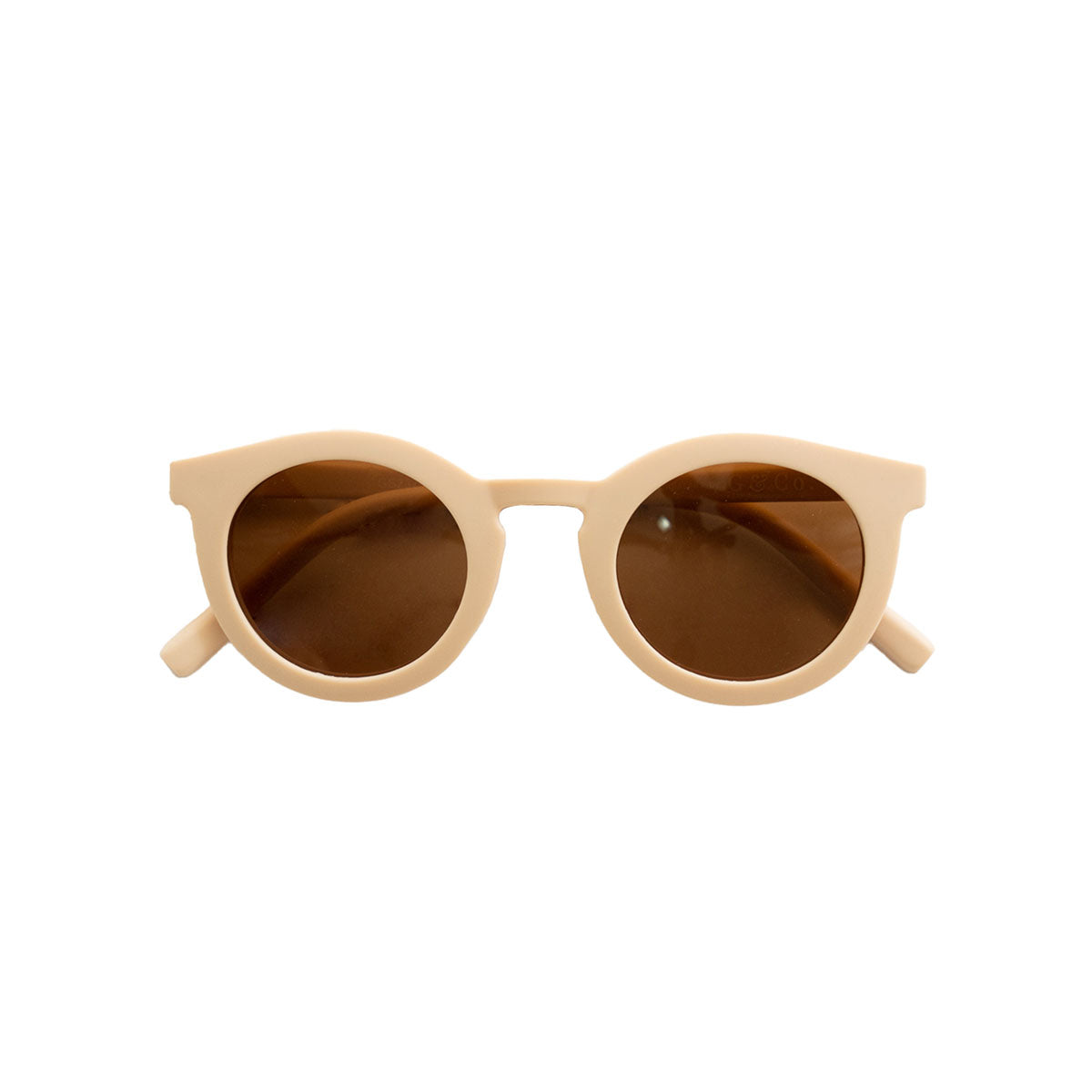 De Grech & co. zonnebril classic adult in de kleur shell is de perfecte keuze voor trendy en modebewuste moeders en hun mini-me’s. De zonnebril is namelijk ook beschikbaar voor kinderen! VanZus
