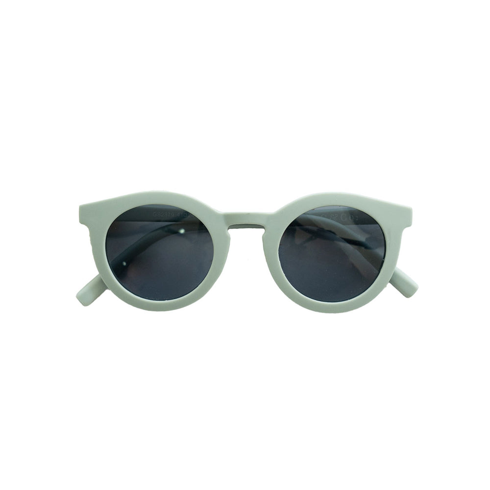 De Grech & co. zonnebril classic adult in de kleur light blue is de perfecte keuze voor trendy en modebewuste moeders en hun mini-me’s. De zonnebril is namelijk ook beschikbaar voor kinderen! VanZus