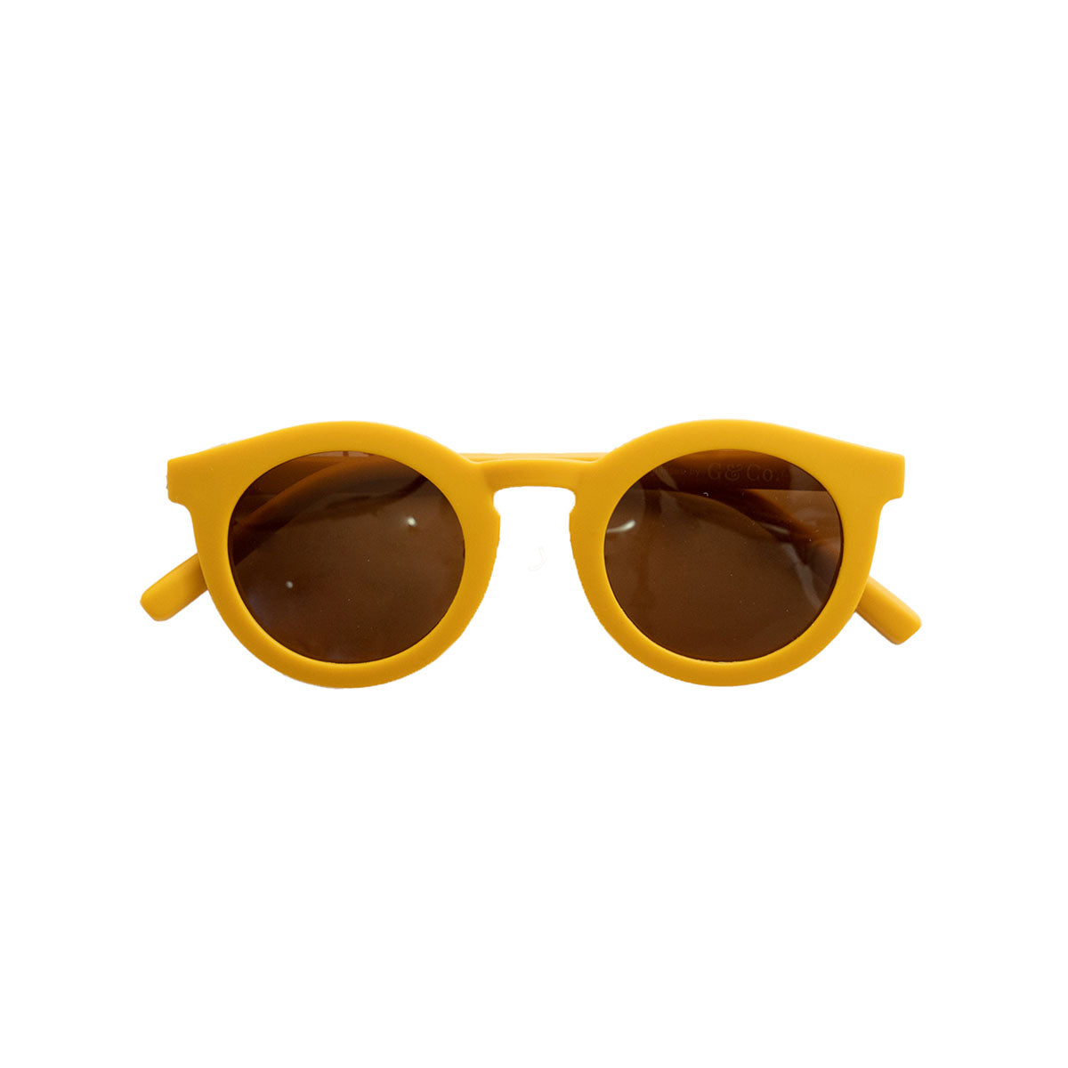 De Grech & co. zonnebril classic adult in de kleur golden is de perfecte keuze voor trendy en modebewuste moeders en hun mini-me’s. De zonnebril is namelijk ook beschikbaar voor kinderen! VanZus