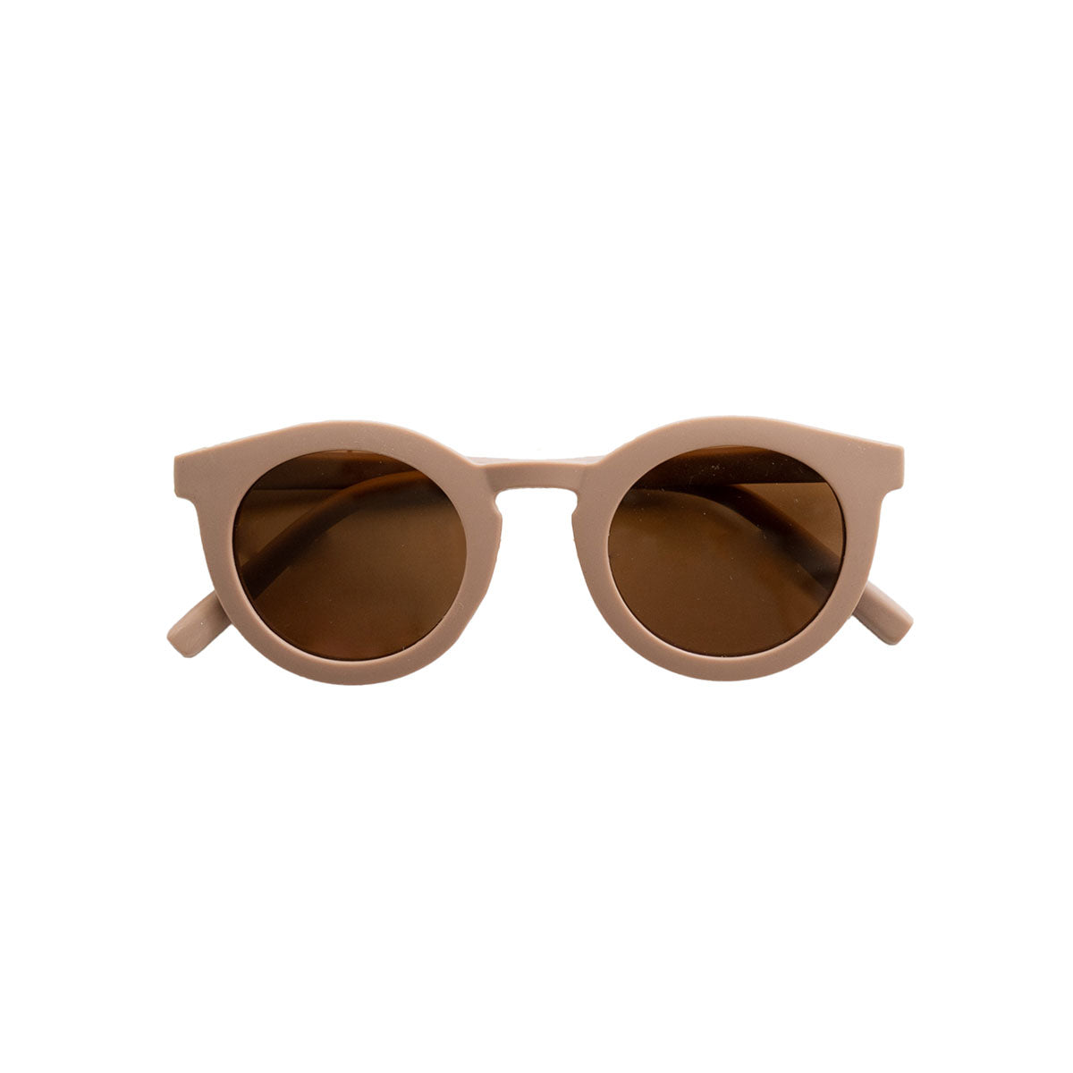 De Grech & co. zonnebril classic adult in de kleur burlwood is de perfecte keuze voor trendy en modebewuste moeders en hun mini-me’s. De zonnebril is namelijk ook beschikbaar voor kinderen! VanZus