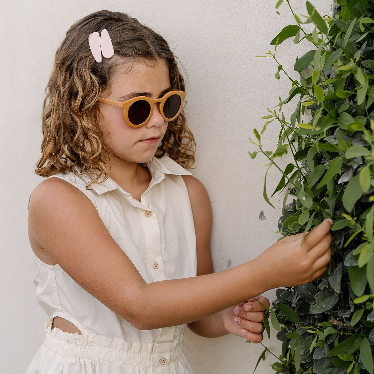 De Grech & co. zonnebril classic kind in de kleur spice is de perfecte keuze voor trendy en modebewuste kinderen en hun ouders. De zonnebril is namelijk ook beschikbaar voor volwassenen! VanZus