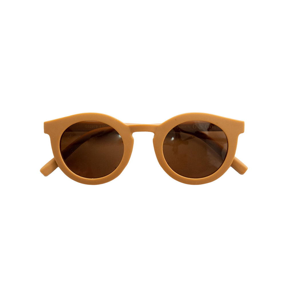 De Grech & co. zonnebril classic kind in de kleur spice is de perfecte keuze voor trendy en modebewuste kinderen en hun ouders. De zonnebril is namelijk ook beschikbaar voor volwassenen! VanZus