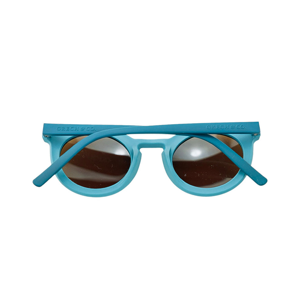 De Grech & co. zonnebril classic buigbaar adult in de kleur laguna is de perfecte keuze voor trendy en modebewuste moeders en hun mini-me’s. De zonnebril is namelijk ook beschikbaar voor kinderen en baby's! VanZus