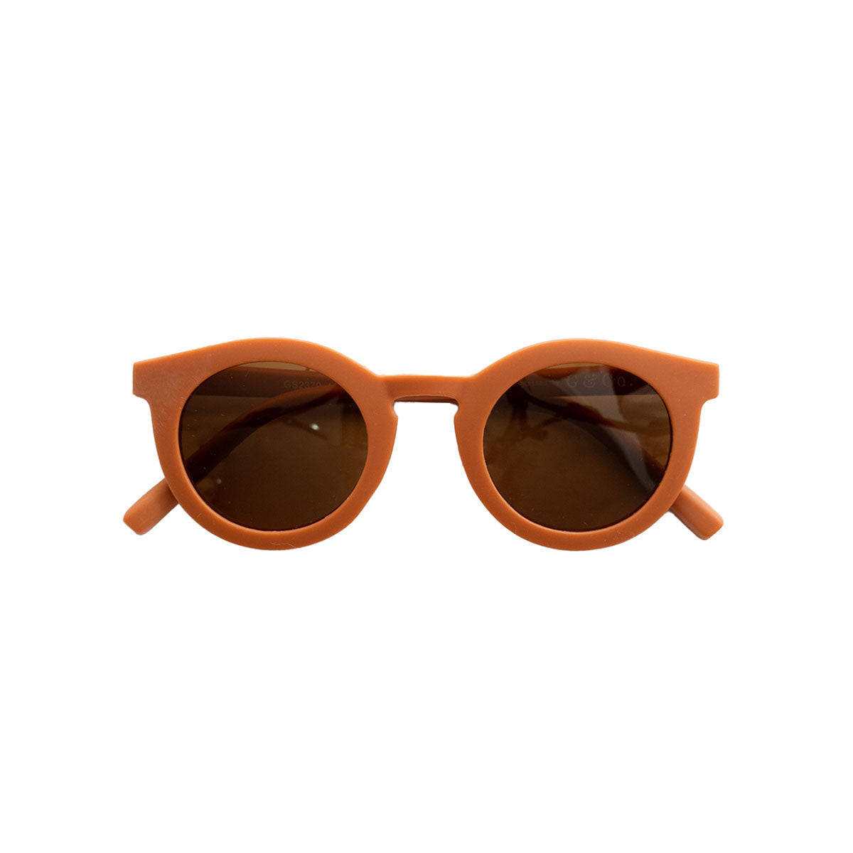 De Grech & co. zonnebril classic kind in de kleur rust is de perfecte keuze voor trendy en modebewuste kinderen en hun ouders. De zonnebril is namelijk ook beschikbaar voor volwassenen! VanZus