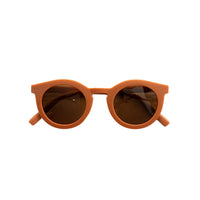 De Grech & co. zonnebril classic kind in de kleur rust is de perfecte keuze voor trendy en modebewuste kinderen en hun ouders. De zonnebril is namelijk ook beschikbaar voor volwassenen! VanZus