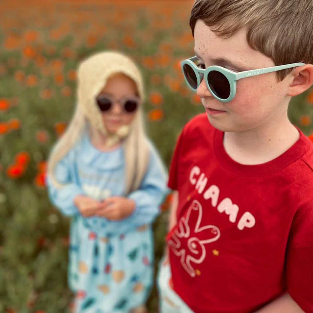 De Grech & co. zonnebril classic kind in de kleur light blue is de perfecte keuze voor trendy en modebewuste kinderen en hun ouders. De zonnebril is namelijk ook beschikbaar voor volwassenen! VanZus