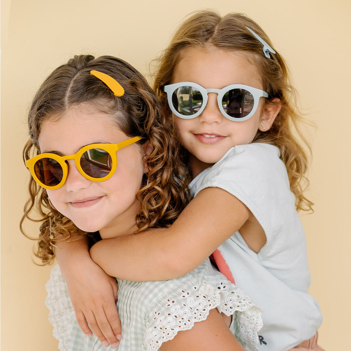 De Grech & co. zonnebril classic kind in de kleur golden is de perfecte keuze voor trendy en modebewuste kinderen en hun ouders. De zonnebril is namelijk ook beschikbaar voor volwassenen! VanZus