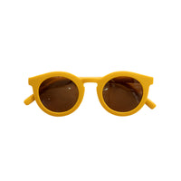 De Grech & co. zonnebril classic kind in de kleur golden is de perfecte keuze voor trendy en modebewuste kinderen en hun ouders. De zonnebril is namelijk ook beschikbaar voor volwassenen! VanZus