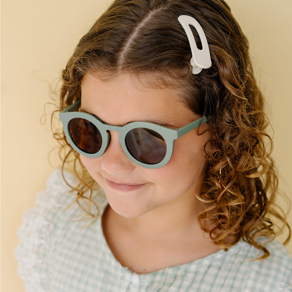 De Grech & co. zonnebril classic kind in de kleur fern is de perfecte keuze voor trendy en modebewuste kinderen en hun ouders. De zonnebril is namelijk ook beschikbaar voor volwassenen! VanZus