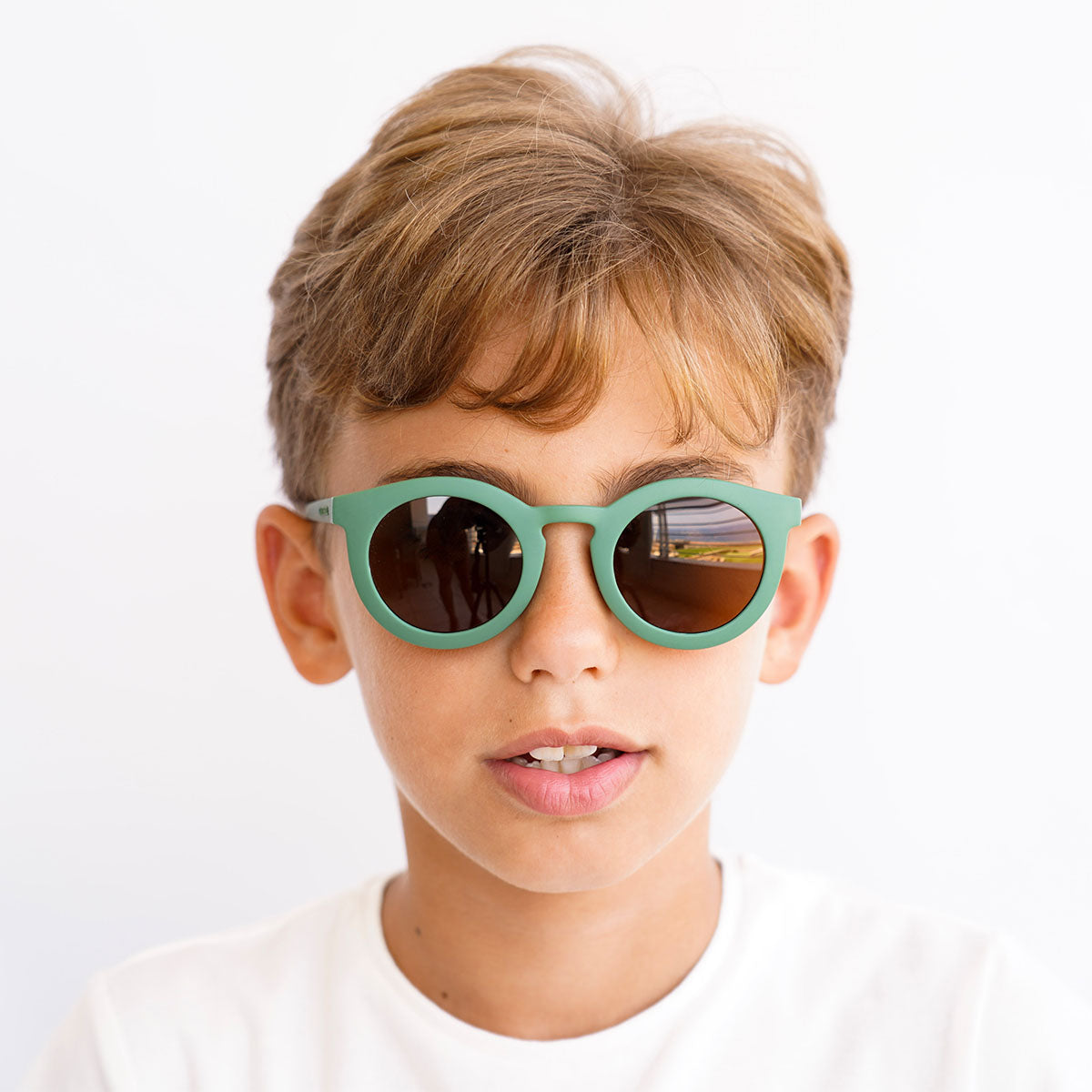 De Grech & co. zonnebril classic buigbaar kids in de kleur orchard is speciaal ontworpen voor kindjes die willen matchen met hun mama. De zonnebril is namelijk ook beschikbaar voor moeders en baby’s! VanZus