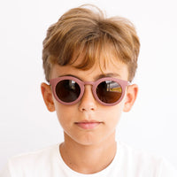 De Grech & co. zonnebril classic buigbaar kids in de kleur mallow is speciaal ontworpen voor kindjes die willen matchen met hun mama. De zonnebril is namelijk ook beschikbaar voor moeders en baby’s! VanZus