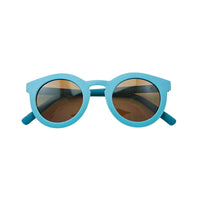 De Grech & co. zonnebril classic buigbaar kids in de kleur laguna is speciaal ontworpen voor kindjes die willen matchen met hun mama. De zonnebril is namelijk ook beschikbaar voor moeders en baby’s! VanZus
