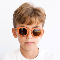 De Grech & co. zonnebril classic buigbaar kids in de kleur ember is speciaal ontworpen voor kindjes die willen matchen met hun mama. De zonnebril is namelijk ook beschikbaar voor moeders en baby’s! VanZus