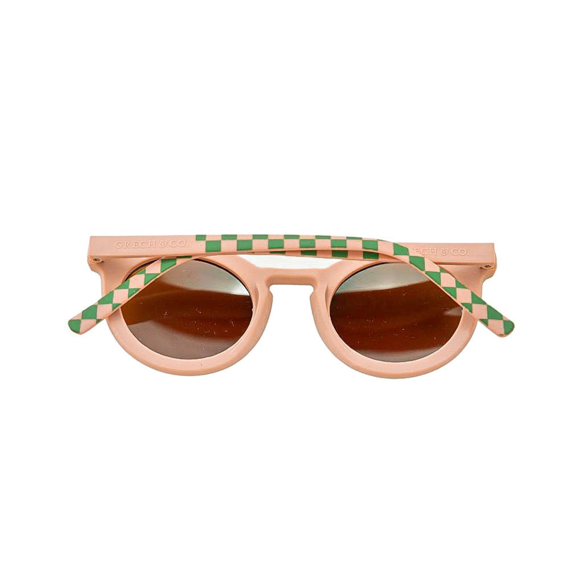 De Grech & co. zonnebril classic buigbaar kids in de kleur checks sunset + orchard is speciaal ontworpen voor kindjes die willen matchen met hun mama. De zonnebril is namelijk ook beschikbaar voor moeders en baby’s! VanZus