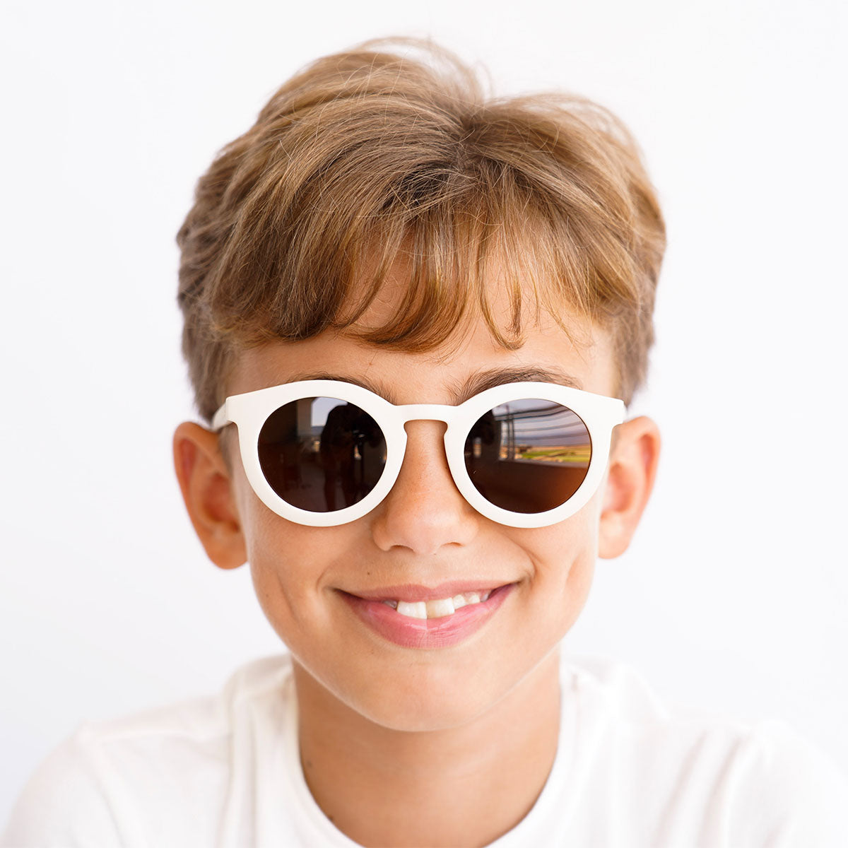 De Grech & co. zonnebril classic buigbaar kids in de kleur atlas is speciaal ontworpen voor kindjes die willen matchen met hun mama. De zonnebril is namelijk ook beschikbaar voor moeders en baby’s! VanZus