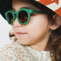 De Grech & co. zonnebril classic buigbaar baby in de kleur orchard is speciaal ontworpen voor baby’s en peuters die willen matchen met hun mama. De zonnebril is namelijk ook beschikbaar voor moeders en kinderen! VanZus