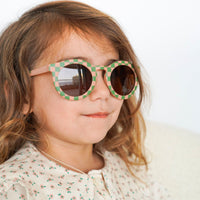 De Grech & co. zonnebril classic buigbaar kids in de kleur checks sunset + orchard is speciaal ontworpen voor kindjes die willen matchen met hun mama. De zonnebril is namelijk ook beschikbaar voor moeders en baby’s! VanZus