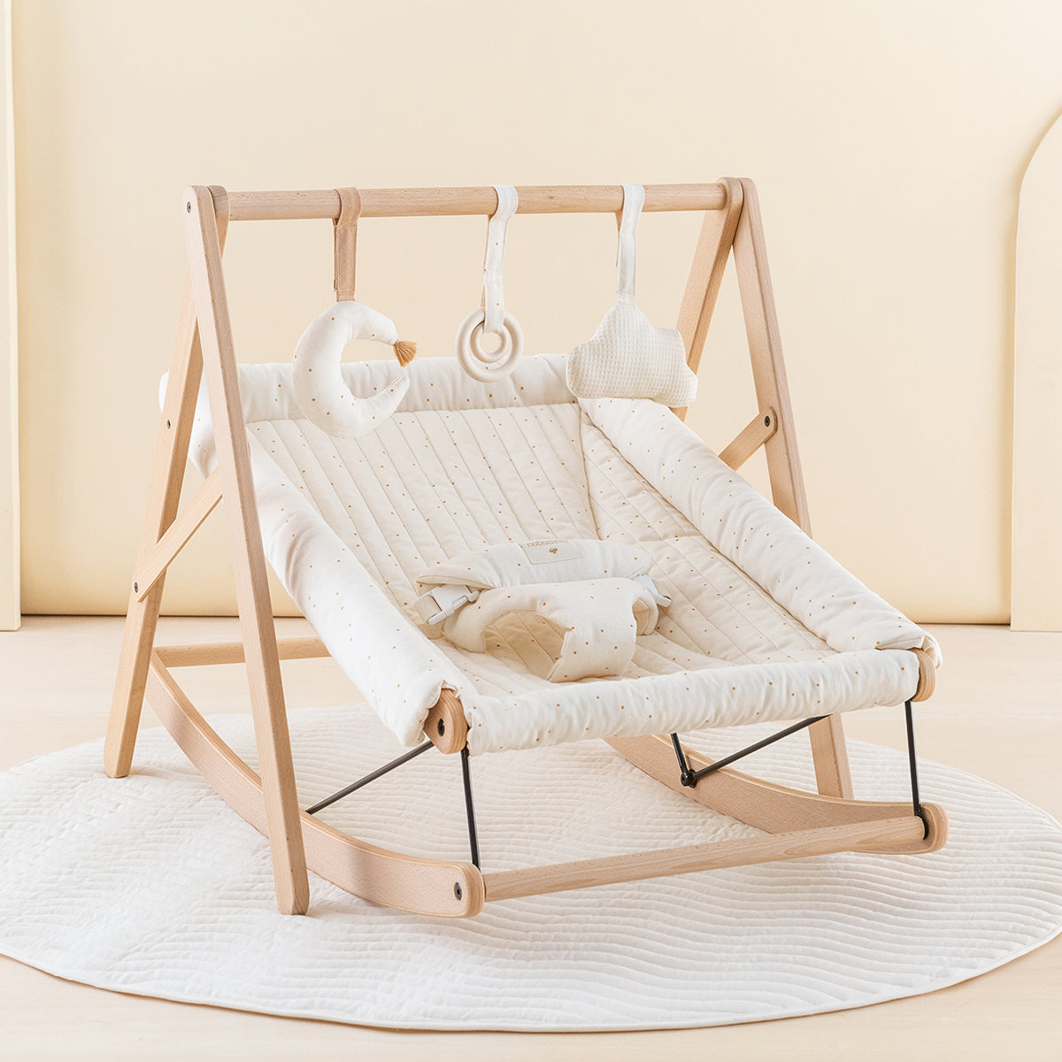 Ga op ontdekkingstocht met het Nobodinoz growing green babygym set sky! Deze set bestaat uit een houten babygym, een knisperend speeltje, een rammelaar en bijtring, die de ontwikkeling en zintuigen stimuleren. VanZus.