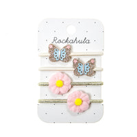 Hoe schattig is de meadow butterfly set van vier elastiekjes van Rockahula? Een mooi haar accessoire versierd met 2 glinsterende vlinders met versiering en 2 zachte roze bloemen. Ook te combineren met speldjes. VanZus