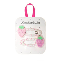Rockahula’s aardbei speldjes zijn een echte blikvanger in de haartjes van jouw mini. De set van 2 clips met glimmende aardbeien en roze polka dot print zorgen voor een vrolijke uitstraling. VanZus