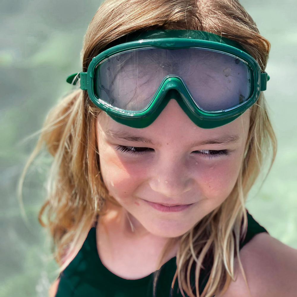 Petites Pommes Hans is een duikbril voor kinderen in de kleur Oxford green (groen). Een goede keuze voor jonge snorkelaars en zwemmers door de goede pasvorm en omdat hij gemakkelijk aan te passen is aan verschillende gezichtsvormen en -maten. VanZus