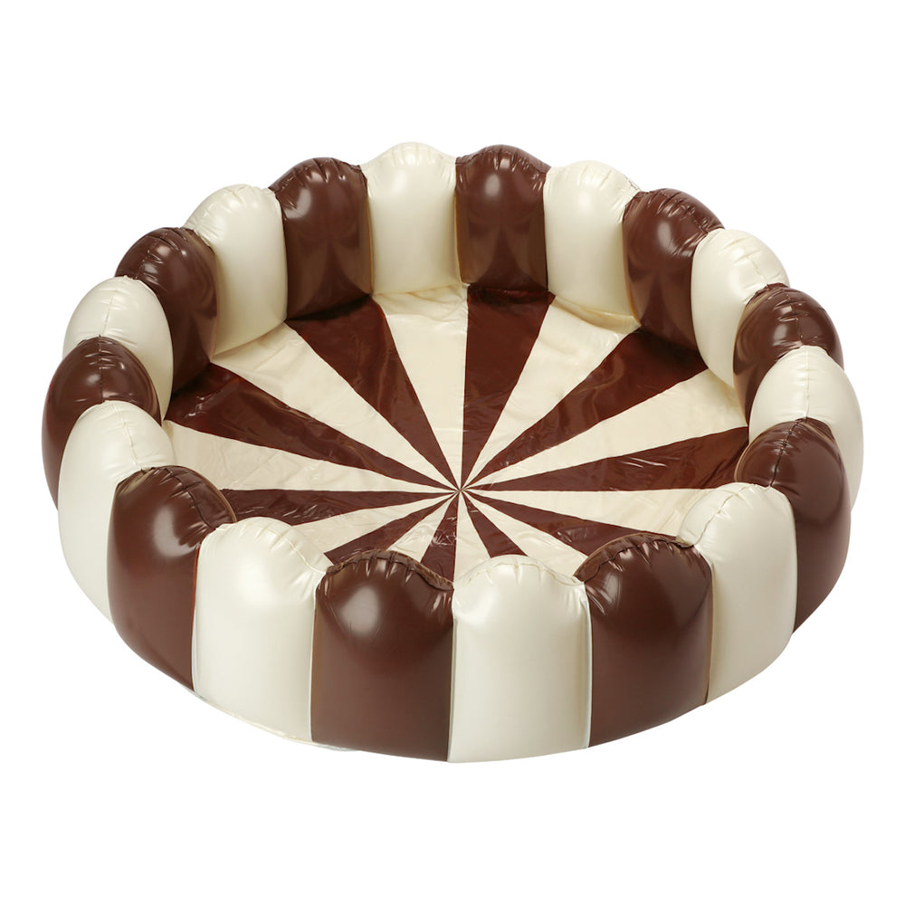 Petit Pommes Henry zwembad in de kleur Charleston is het perfecte opblaasbare zwembadje voor kinderen die op zoek zijn naar plezier en verfrissing op warme zomerdagen. De pool heeft een diameter van 160cm en is 45cm diep. VanZus