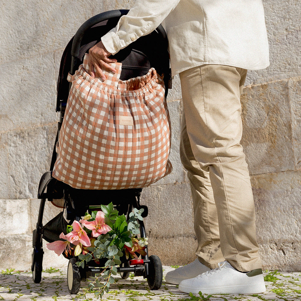 Met deze prachtige Nobodinoz Hyde park kinderwagentas terracotta checks kun je al je essentiële spulletjes mooi en overzichtelijk bij elkaar houden. De Hyde Park tas voor aan de kinderwagen is verkrijgbaar in trendy prints. VanZus