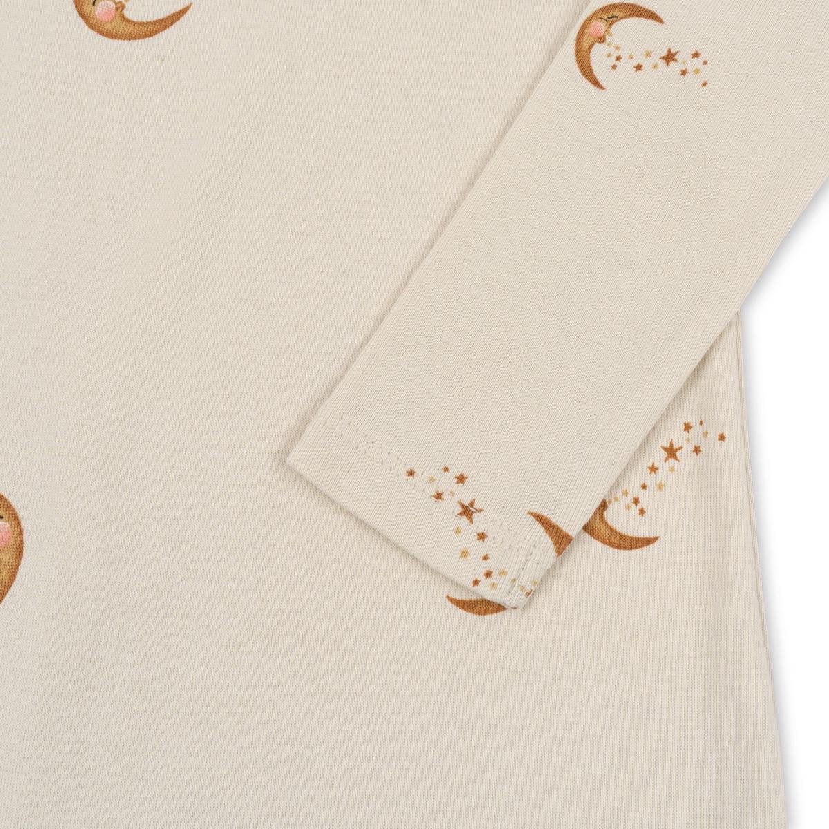 De Konges Slojd classic onesie moon is een fijn boxpakje voor je kindje. De baby onesie heeft een leuke print met maantjes en is gemaakt van 100% biologisch katoen. VanZus.