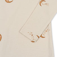 De Konges Slojd classic onesie moon is een fijn boxpakje voor je kindje. De baby onesie heeft een leuke print met maantjes en is gemaakt van 100% biologisch katoen. VanZus.