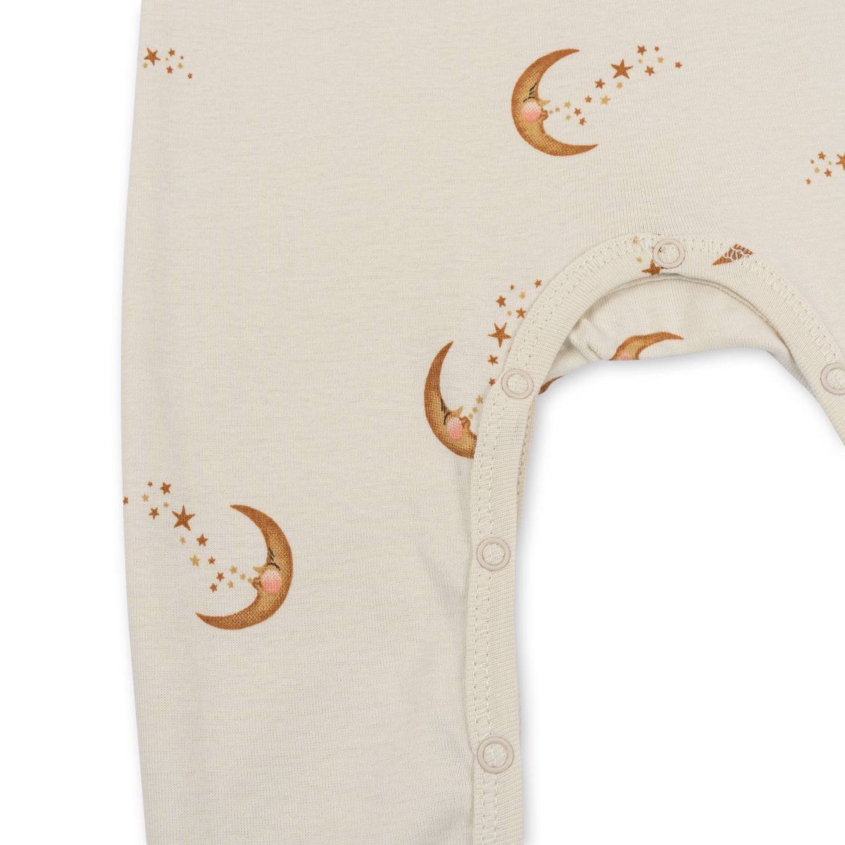 De Konges Slojd classic onesie moon is een fijn boxpakje voor je kindje. De baby onesie heeft een leuke print met maantjes en is gemaakt van 100% biologisch katoen. VanZus.
