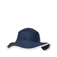 De zon schijnt! Bescherm het hoofdje van je kindje met de Konges Slojd manon bucket hat dress blue. Deze nylon zonnehoed is ideaal voor strandvakanties, uitstapjes of om je outfit compleet te maken! VanZus