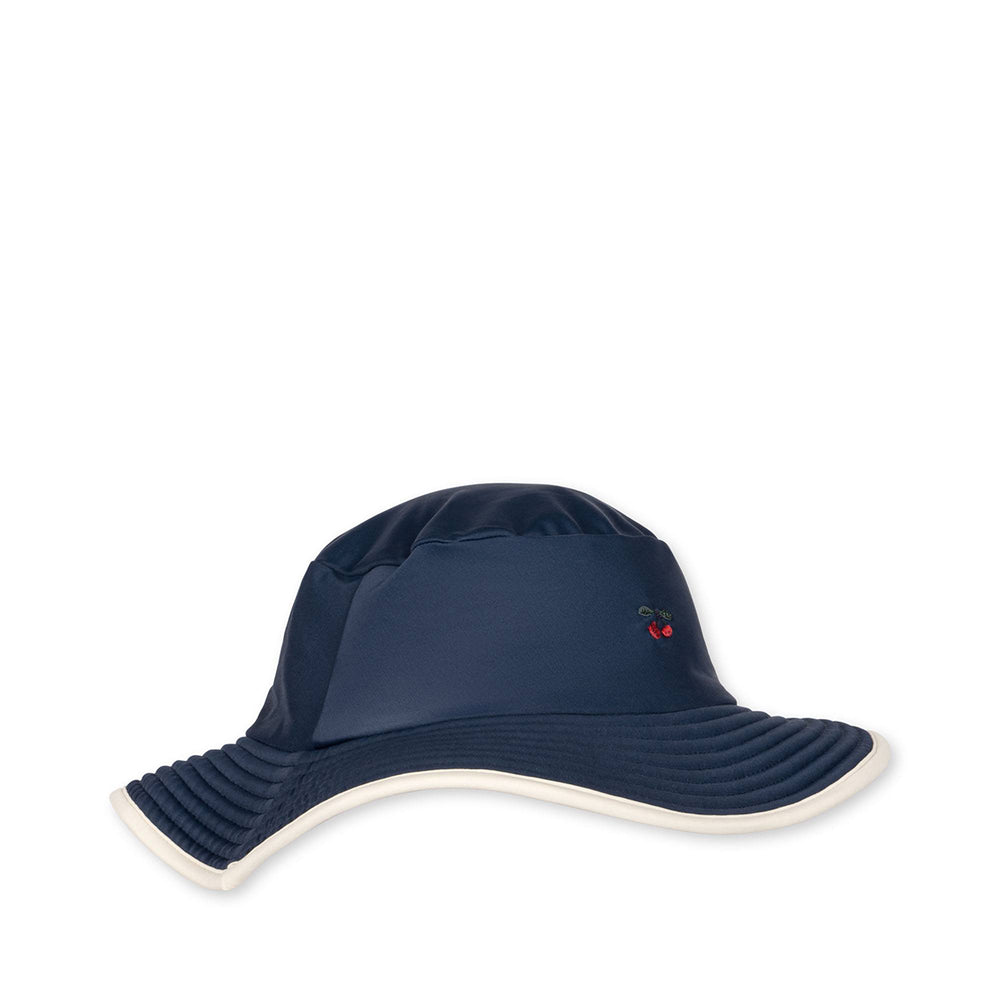 De zon schijnt! Bescherm het hoofdje van je kindje met de Konges Slojd manon bucket hat dress blue. Deze nylon zonnehoed is ideaal voor strandvakanties, uitstapjes of om je outfit compleet te maken! VanZus