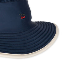 De zon schijnt! Bescherm het hoofdje van je kindje met de Konges Slojd manon bucket hat dress blue. Deze nylon zonnehoed is ideaal voor strandvakanties, uitstapjes of om je outfit compleet te maken! VanZus