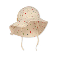 Bescherm het hoofdje van je kindje tegen de straling van de zon met de hippe Konges Slojd chleo sunhat multi hearts. Met strikbandjes onder de kin, zodat je dit zonnehoedje niet kwijtraakt. VanZus.