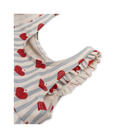 De Konges Slojd drijfbadpak frill amour blue stripe is perfect voor zomerse dagen op het strand. Dit badpak voor meisjes heeft een gestreepte print, hartjes, speelse franjes en een zachte stof. Het drijfpak heeft een fijne, zachte stof. VanZus.