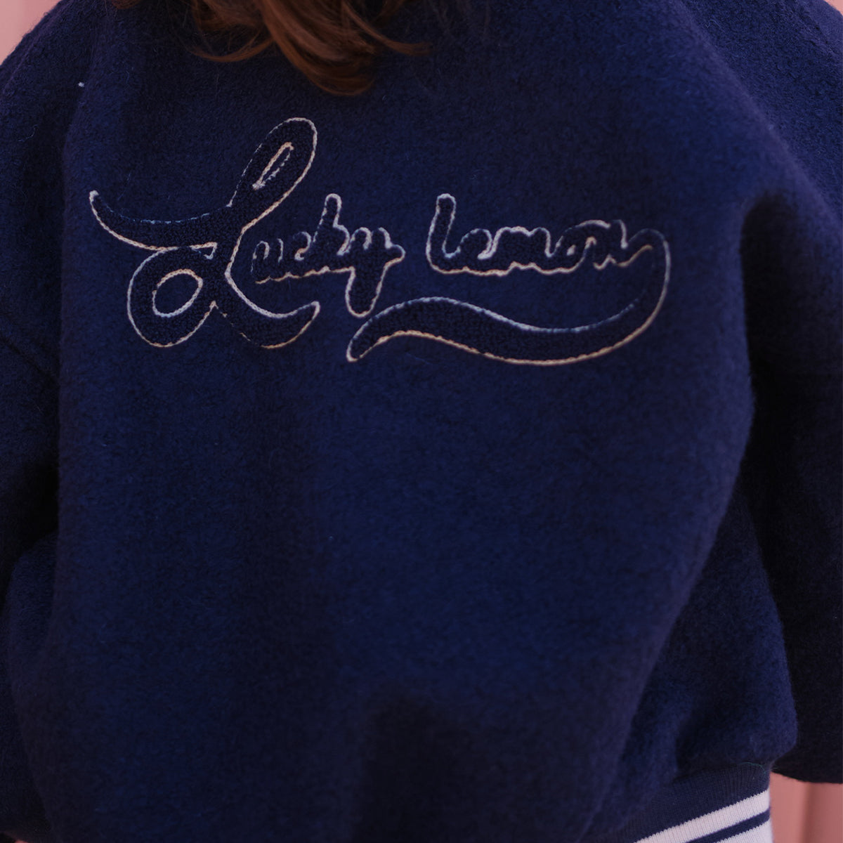 Je kindje steelt de show met dit stoere Konges Slojd lau bomber jacket. Dit stoere donkerblauwe bomberjack met citroenen neemt je mee terug naar je eigen kindertijd. VanZus