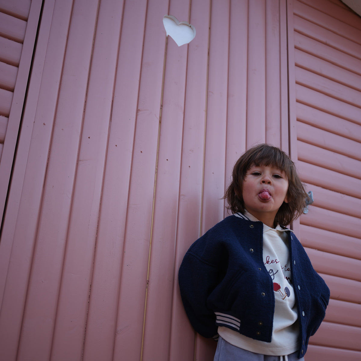 Je kindje steelt de show met dit stoere Konges Slojd lau bomber jacket. Dit stoere donkerblauwe bomberjack met citroenen neemt je mee terug naar je eigen kindertijd. VanZus