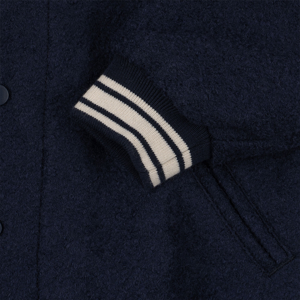 Je kindje steelt de show met dit stoere Konges Slojd lau bomber jacket. Dit stoere donkerblauwe bomberjack met citroenen neemt je mee terug naar je eigen kindertijd. VanZus